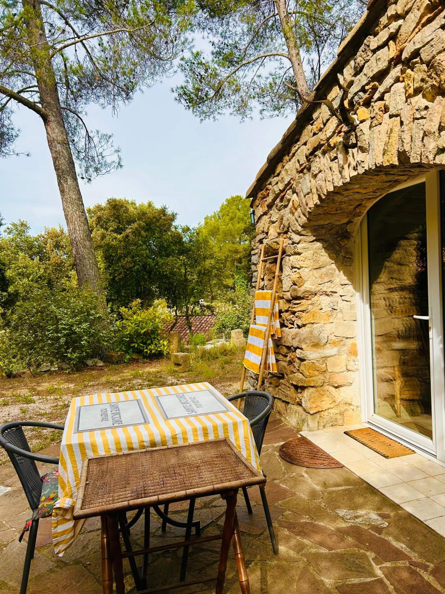 Les Cabanons Sainte Victoire Hotell Exteriör bild